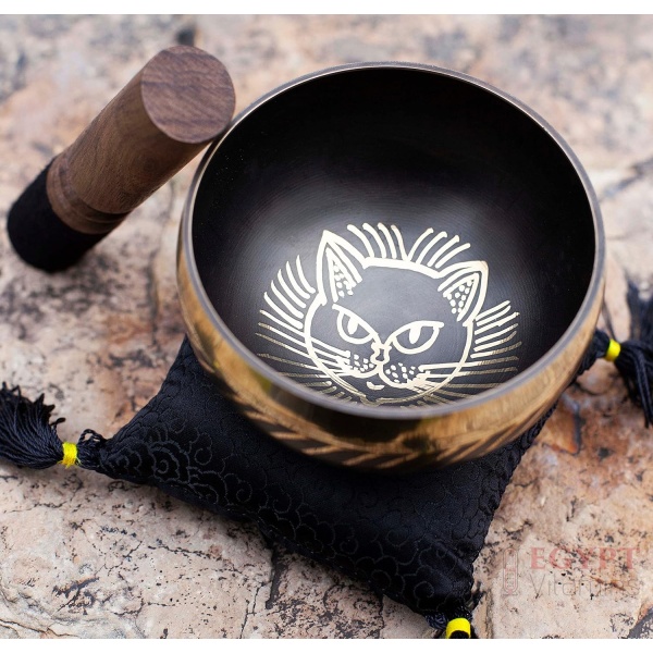 ⁦Tibetan Singing bowl Set - Easy To Play Cat Design Meditation Mindful 7 Chakra Sound Healing Handcrated Gift By HIMALAYAN BAZAAR⁩ - الصورة ⁦2⁩